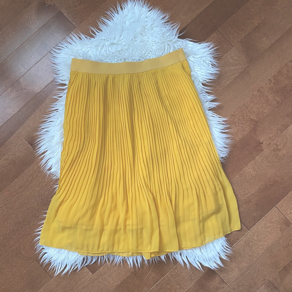 Pleated Yellow Midi skirt 💛